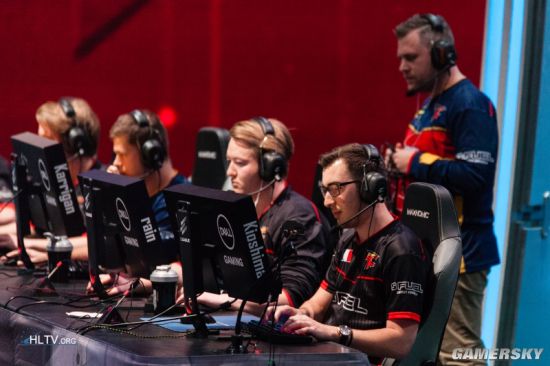 胡拉让我笑！ Oh My God 状态低迷，Xiaohu Victor不断送出免费通行证，但这并没有阻止 Weibo Gaming 获得比赛点