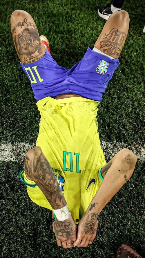 Weibo Gaming 庆祝 Xiaohu 的生日：祝胡兄在新的一年里大放异彩，愿他的热情永远燃烧！